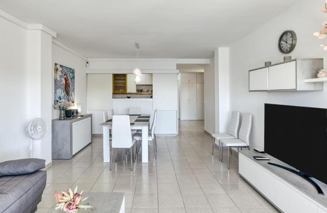 Apartamento Con Vistas A Mar Y Canal. 艾姆布里亚布拉瓦 外观 照片